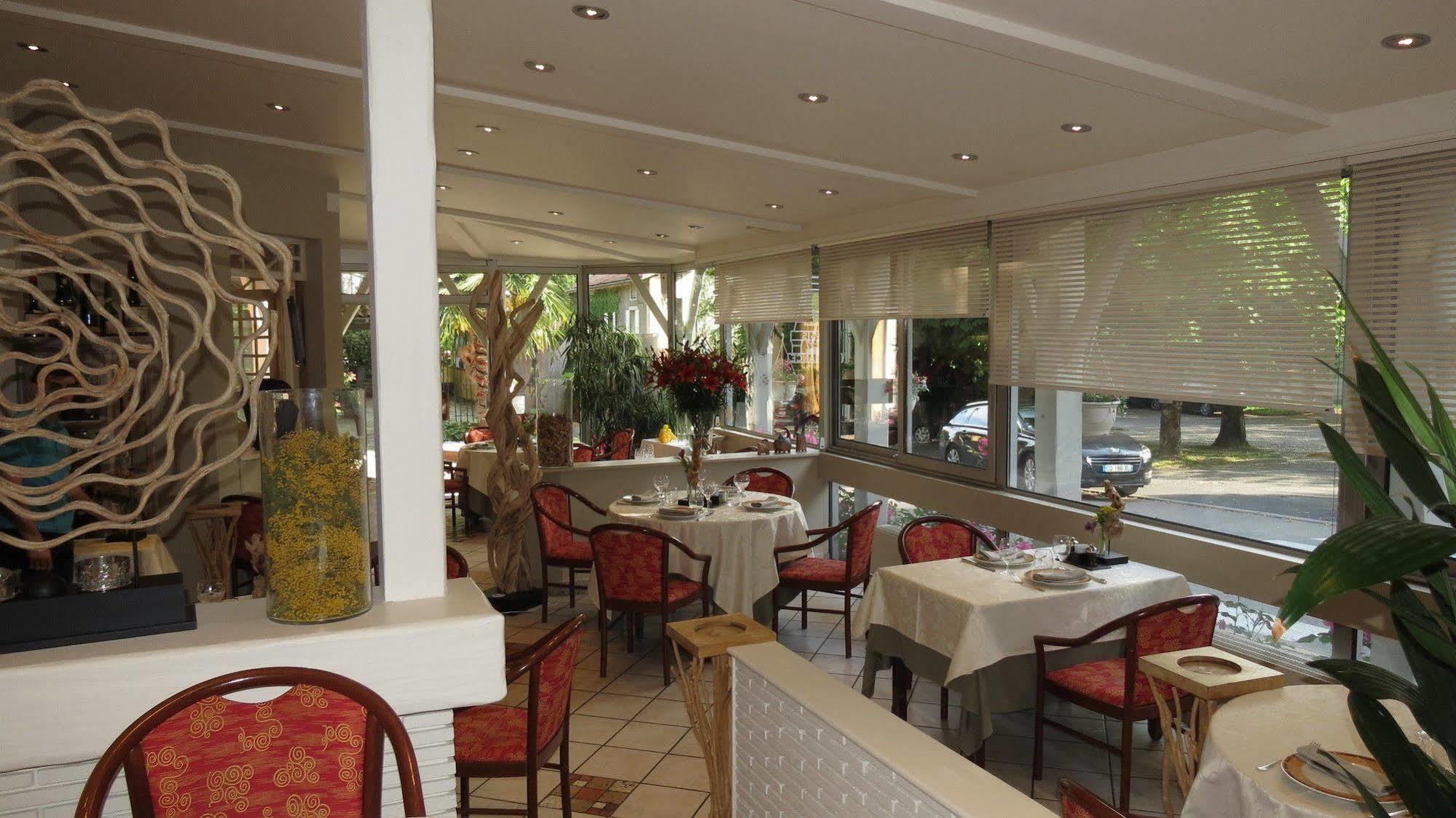 Logis Hotel Restaurant Chez Nous Sainte-Croix  Exterior photo